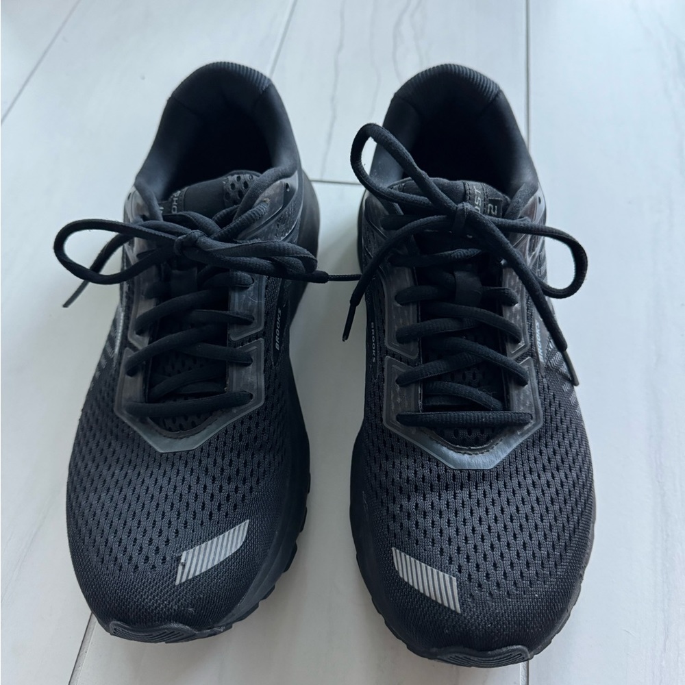 Size 11 Women’s Brooks Ghost 12